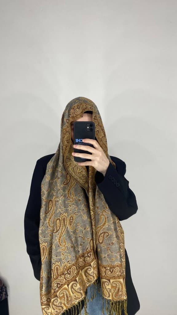 Платок с золотым орнаментом