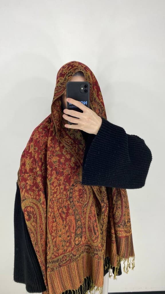 Платок бордовый с золотой вязью