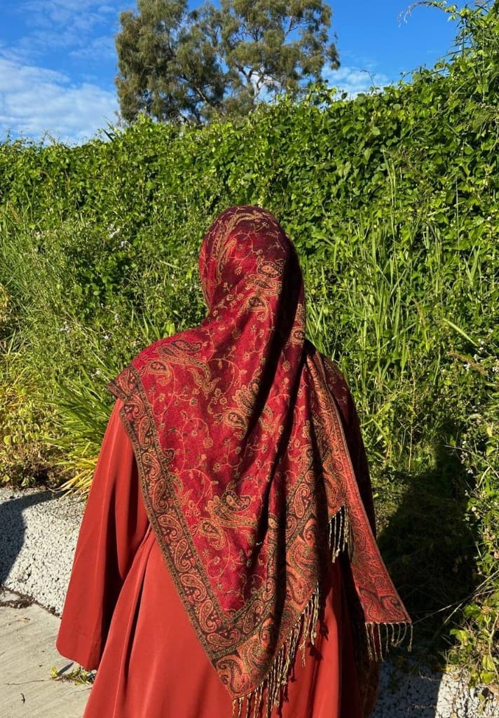 Платок алый с восточным узором